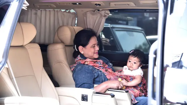 Iriana Jokowi mengajak cucunya Sedah Mirah makan di restoran Wiro Sableng 212