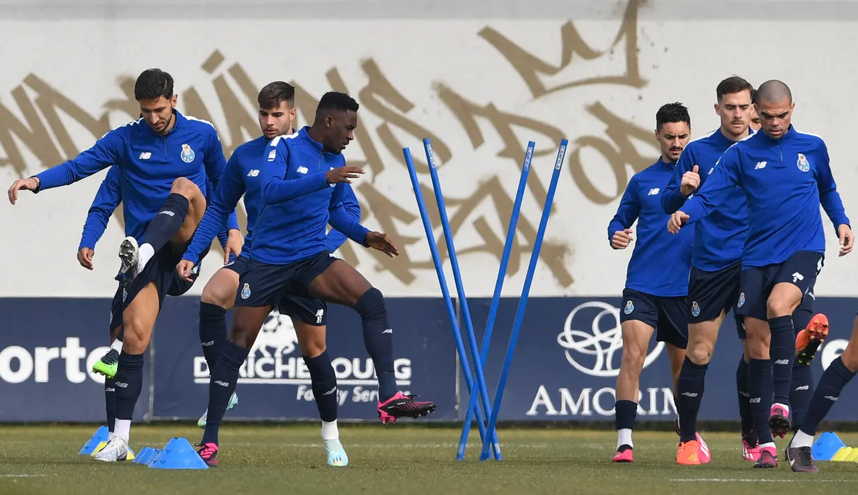 <p>Para pemain FC Porto menjalani sesi latihan di tempat latihan Olival, Vila Nova de Gaia, dekat Porto, Portugal, 21 Februari 2023. FC Porto akan menghadapi Inter Milan pada pertandingan sepak bola leg pertama babak 16 besar Liga Champions. (MIGUEL RIOPA/AFP)</p>