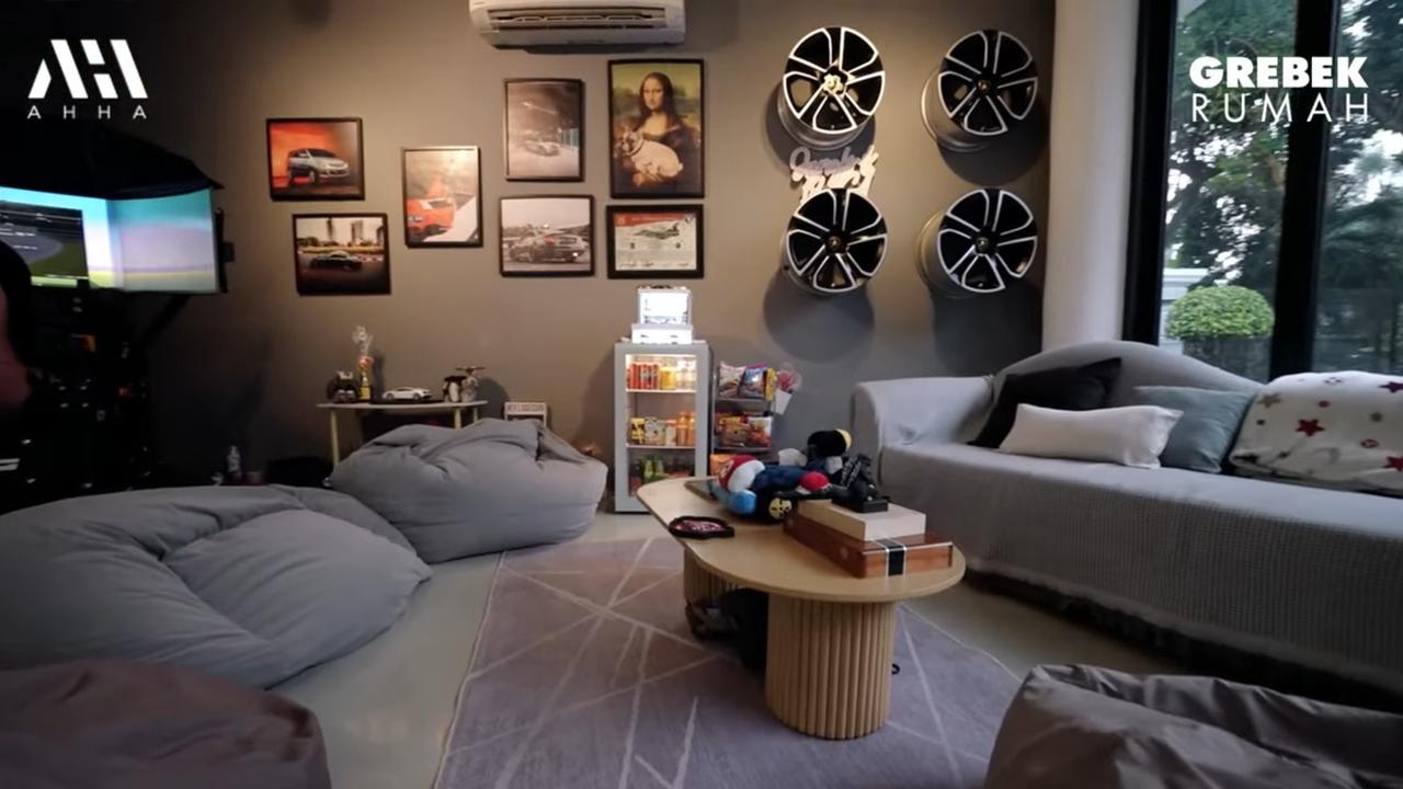 5 Potret Garasi Sekaligus Gaming Room Mewah Sangun Ragahdo Anak Henry Yosodiningrat, Ada Simulator Balap Mobil Hingga Lamborghini