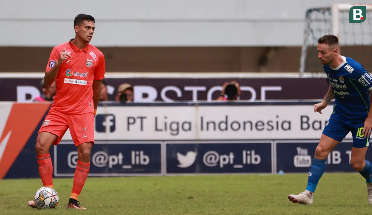 <p>Pemain Borneo FC, Matheus Pato (kiri) mengontrol bola dibayangi pemain Persib Bandung, Marc Anthony Klok dalam pertandingan lanjutan BRI Liga 1 2022/2023 yang berlangsung di Stadion Pakansari, Bogor, Kamis (26/1/2023). (Bola.com/Ikhwan Yanuar)</p>