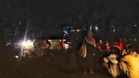 Masyarakat yang berada di wilayah pesisir yakni di daerah Air Bangis&nbsp;mengevakuasi diri ke wilayah pernukitan usai ada peringatan dini tsunami. (Liputan6.com/ Novia Harlina)