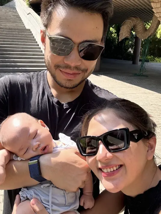 Kali ini Jessica Mila hadirkan nuansa gaya monokrom yang terlihat sederhana namun luar biasa. [Foto: Instagram/ Jessica Mila]