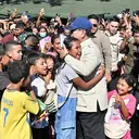 Momen Haru Prabowo Peluk Erat Para Pengungsi Korban Gempa NTT