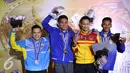 Karateka Jabar, Rahmad (kedua kiri) berpose bersama peraih medali lainnya usai laga final Kata Putra Perorangan PON XIX di GOR Sabuga, Bandung, Minggu (18/9). Rahmad meraih emas di kelas Kata Putra Perorangan PON XIX. (Liputan6.com/Helmi Fithriansyah)