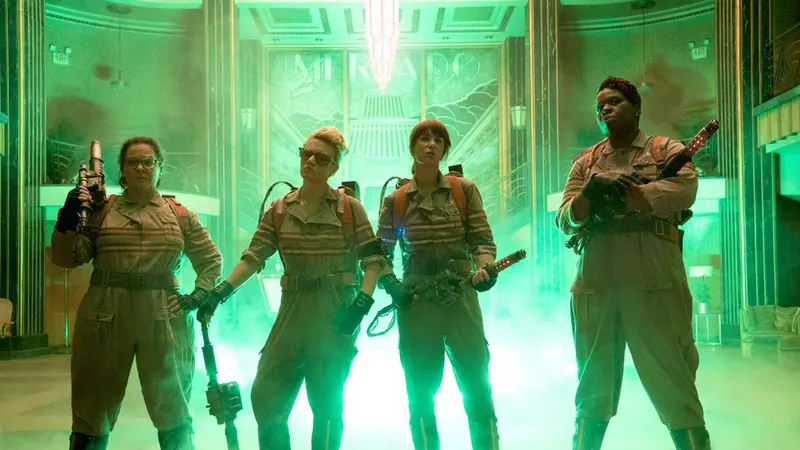 Pose Ghostbusters Wanita di Lokasi Misterius Dipamerkan