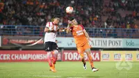 Bek Persija Jakarta, Maman Abdurrahman berduel dengan striker Pusamania Borneo FC, Pedro Javier dalam laga di Stadion Segiri, Samarinda, Minggu (3/7/2016). (GTS)