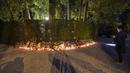 <p>Selain bintang Hollywood Walk of Fame, karangan bunga juga memenuhi gerbang rumah milik Tina Turner. (AP Photo/Arnd Wiegmann)</p>