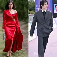 Dian Sastrowardoyo tampil begitu mencolok saat menerima penghargaan untuk serial Gadis Kretek. Pemeran Jeng Yah itu mengenakan one shoulder dress satin dengan potongan asimetris dari Hian Tjen. [@therealdisastr].