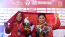 Atlet Para Powerlifting Indonesia, Nurtani Purba (kiri) bersama Siti Mahmudah usai laga di kelas Womens Up 73 dan 79kg Asian Para Games 2018 di Jakarta, Rabu (10/10). Keduanya berhasil meraih perak. (Liputan6.com/Helmi Fithriansyah)