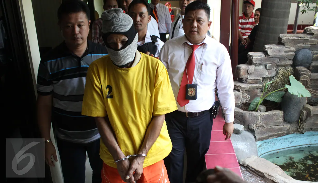 KMD (70) diamankan ketika akan menjual dua abg kepada pria hidung belang. Polsek Metro Penjaringan merilis kasus perdagangan manusia yang di pekerjakan sebagai PSK di lokalisasi liar Kalijodo, Jakarta, Senin (24/8/2015). (Liputan6.com/Gempur M Surya)