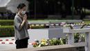 Seorang wanita berdoa di depan cenotaph untuk para korban bom atom di Hiroshima, Jepang, Senin (3/8/2020). Jepang akan memperingati 75 tahun bom atom di Hiroshima pada 6 Agustus 2020. (AP Photo/Eugene Hoshiko)