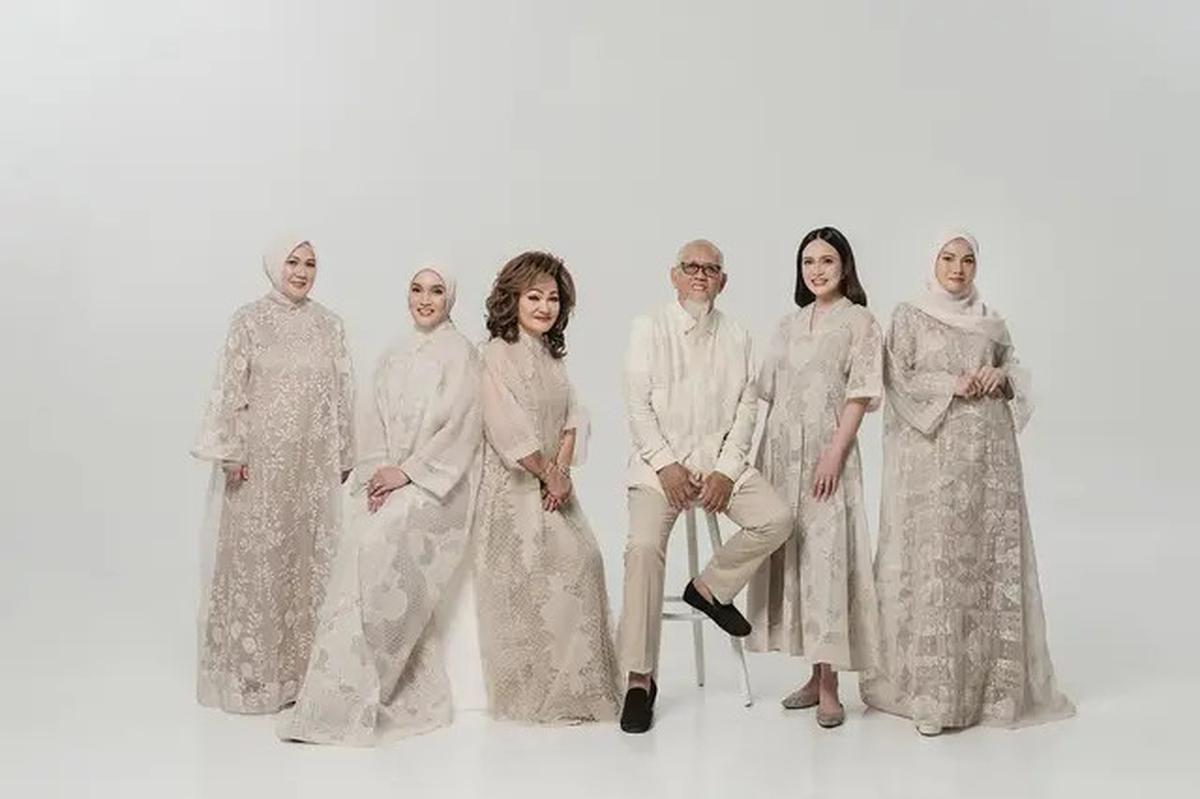 6 Pemotretan Shandy Aulia Bersama Keluarga Besar Muslim, Rukun di Tengah Perbedaan