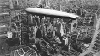 Kapal udara USS Los Angeles terbang di atas Manhattan (U.S. Naval Historical Center)