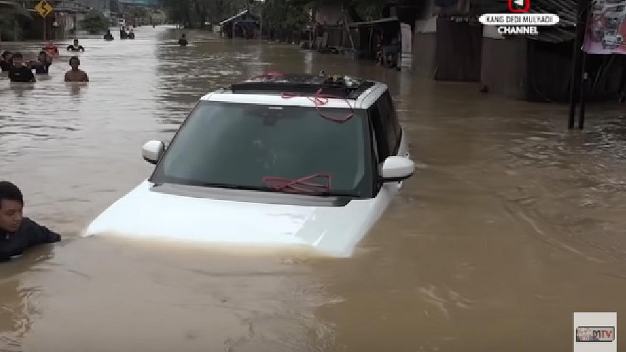 6 Cara Aman Menghadapi Banjir Saat Mengemudikan Mobil Matic