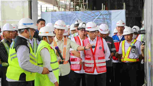 Pj Gubernur DKI Jakarta Heru Budi Hartono mendampingi Menteri Perhubungan (Menhub) Budi Karya Sumadi meninjau proyek pembangunan Stasiun Integrasi Lintas Raya Terpadu (LRT) Halim, Jakarta Timur  pada Kamis (23/3/2023).