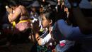 Sesajen untuk Hari Raya Kuningan dihaturkan di palinggih utama, yaitu tebog, canang mereka, pasucian canang burat wangi. (AP Photo/Firdia Lisnawati)