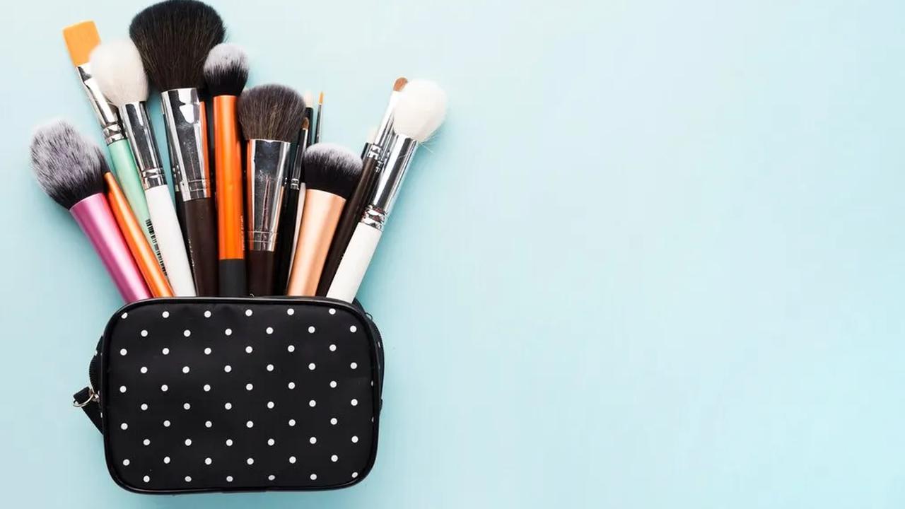 Frekuensi Ideal Membersihkan Kuas Makeup