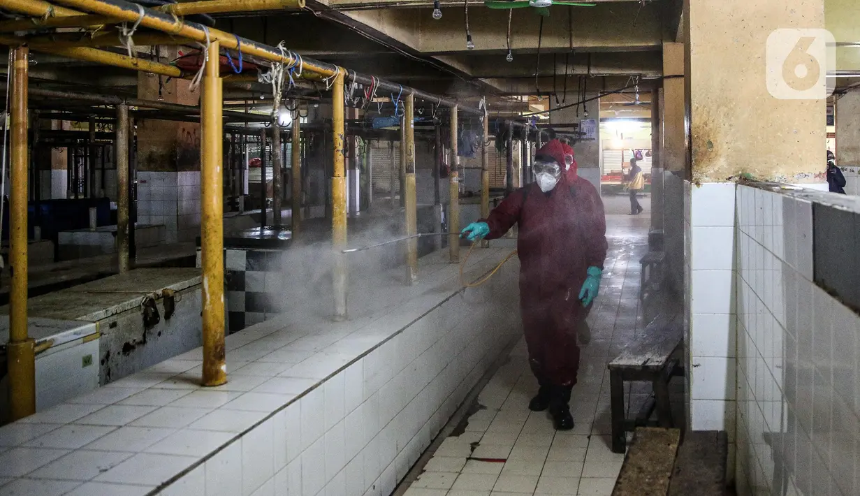 Petugas Pemadam Kebakaran menyemprotkan cairan disinfektan di Pasar Kebayoran Lama, Jakarta, Kamis (18/6/2020). Pasar Kebayoran Lama ditutup sementara selama tiga hari mulai hari ini, 18-20 Juni 2020 untuk sterilisasi usai 14 pedagang dinyatakan positif COVID-19. (Liputan6.com/Faizal Fanani)