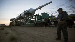 Petugas keamanan saat berjaga disekitaran pesawat luar angkasa Soyuz TMA - 18M di kosmodrom Baikonur, Kazakhstan, Senin (31/8/2015). Soyuz akan dijadwalkan lepas landas pada dua September 2015. (REUTERS/Shamil Zhumatov)