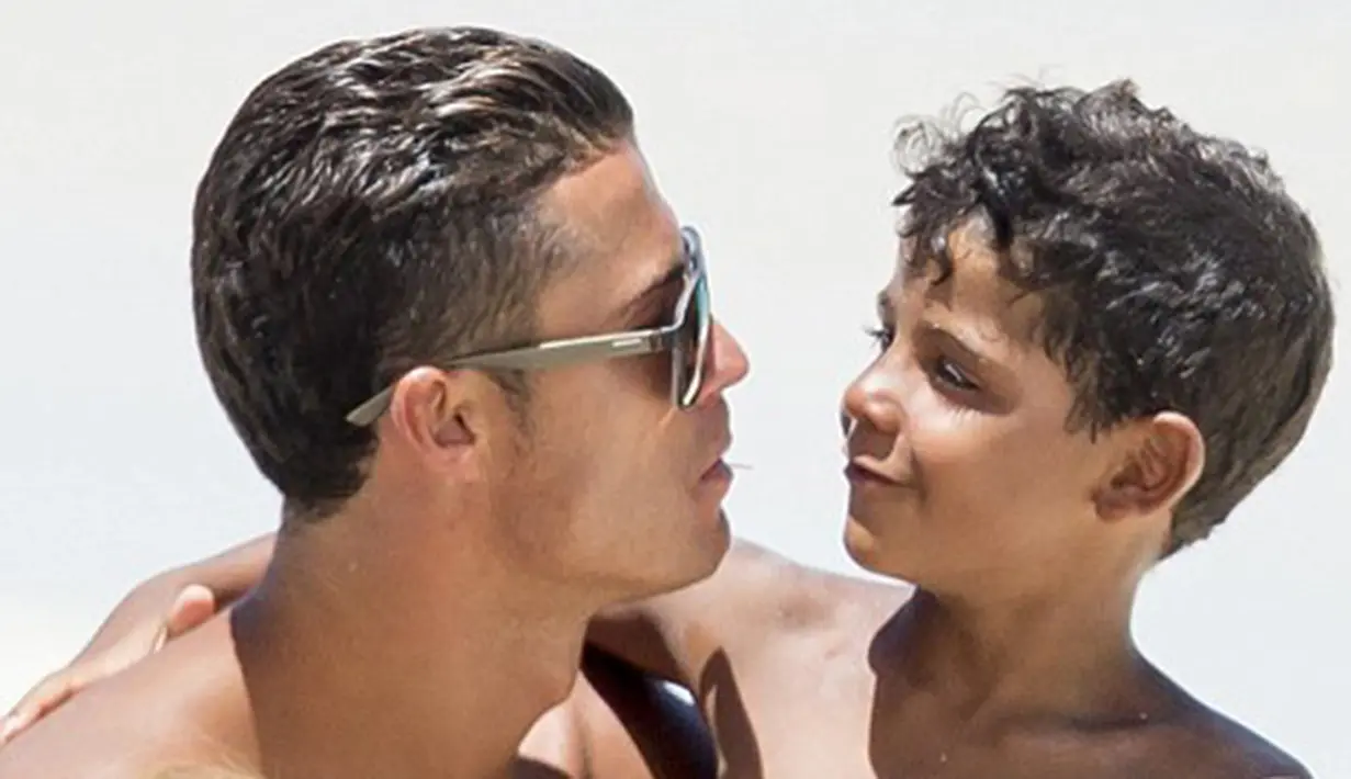 Cristiano Ronaldo bersama CR7 Junior. (Splash News via Daily Mail)