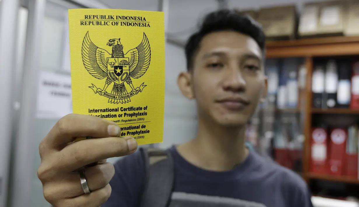 Seorang wartawan menunjukan sertifikat vaksin usai disuntik polio jelang SEA Games 2019 di Kantor Kemenpora, Jakarta, Rabu (13/11). Suntik vaksin tersebut untuk mengantisipasi wabah polio di Filipina. (Bola.com/M Iqbal Ichsan)