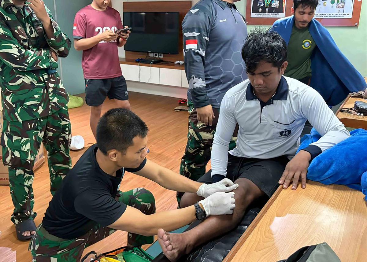 FOTO: Momen Dramatis KRI Banjarmasin Selamatkan ABK di Tengah Cuaca Buruk