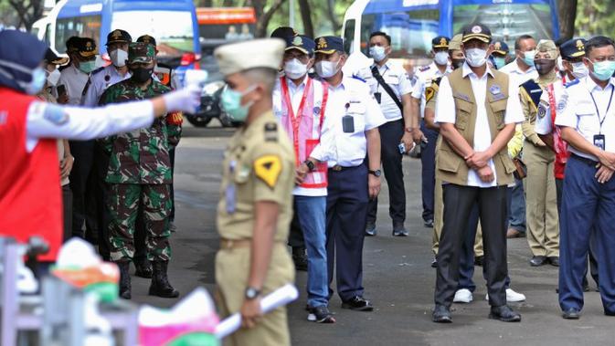 Kepala BNPB Doni Monardo dan Menteri Perhubungan Budi Karya Sumadi meninjau persiapan KBM tatap muka Sekolah Tinggi Penerbangan Indonesia (STPI) di Curug, Tangerang, Sabtu (6/3/2021). (Badan Nasional Penanggulangan Bencana/BNPB)