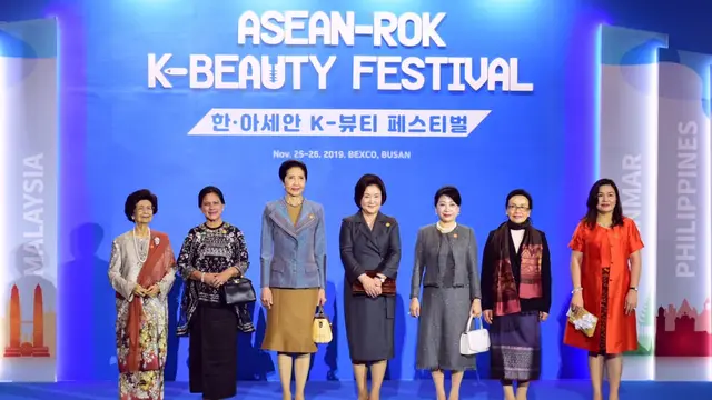 Iriana Jokowi Tampil Bersanggul Saat Hadiri K-Beauty Festival di Busan