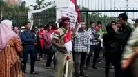 Warga dilarang masuk Monas untuk mengikuti upacara bendera. Sambut HUT ke-70 RI, warga Sidoarjo menggelar upacara di kolam lumpur lapindo.