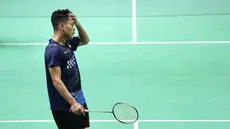 Tunggal putra Indonesia, Anthony Sinisuka Ginting, saat melawan Wakil Kanada, Bryan Yang, pada laga semifinal Indonesia Masters 2024 di Istora Senayan, Sabtu (27/1/2024). Ginting kalah dengan skor 21-13, 17-21, 19-21. (Bola.com/Pradipta Rama)