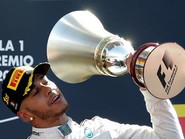 Lewis Hamilton kembali menjadi juara F1GP Seri Italia di Sirkuit Monza, Minggu (6/9/2015). (Reuters/Max Rossi)