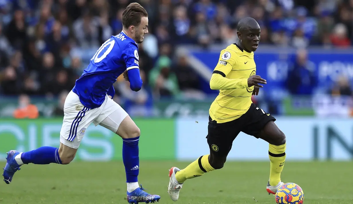 Pemain Chelsea N'Golo Kante (kanan) berduel memperebutkan bola dengan pemain Leicester City James Maddison pada pertandingan sepak bola Liga Inggris di King Power Stadium, Leicester, Inggris, 20 November 2021. Chelsea menang 3-0. (AP Photo/Leila Coker)