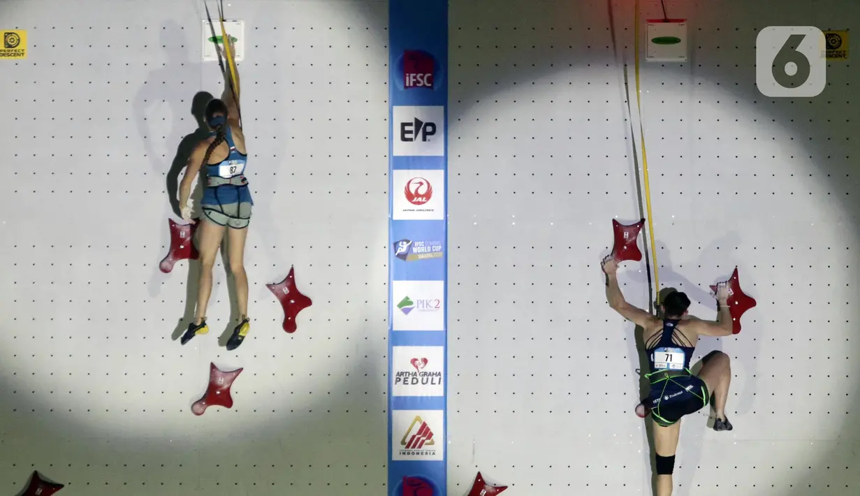 Atlet Panjat Tebing Putri Polandia, Natalia Kalucka (kiri) saat menekan tanda top saat melawan Emma Hunt (AS) di Kejuaraan Panjat Tebing Dunia IFSC 2022 di Jakarta, Sabtu (24/9/2022). Natalia Kalucka menempati posisi kedua dengan catatan waktu 7,20 detik usai di babak Final kalah dari pemanjat asal China, Lijuan Deng. (Liputan6.com/Helmi Fithriansyah)