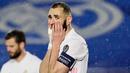 Striker Real Madrid, Karim Benzema, tampak kecewa usai gagal menaklukkan Chelsea pada laga semifinal Liga Champions di Stadion Alfredo di Stefano, Rabu (28/4/2021). Kedua tim bermain imbang 1-1. (AFP/Javier Soriano)