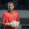 Kiper Dewa United, Sonny Stevens pada laga pekan ketiga BRI Liga 1 2023/2024 antara Persib Bandung melawan Dewa United di Stadion GBLA, Bandung, Jumat (14/07/2023). (Bola.com/Bagaskara Lazuardi)