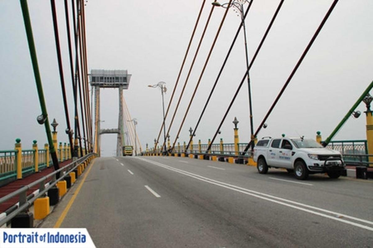 Pesona kemegahan Jembatan Siak membentang di atas 'Sungai Pejantan'
