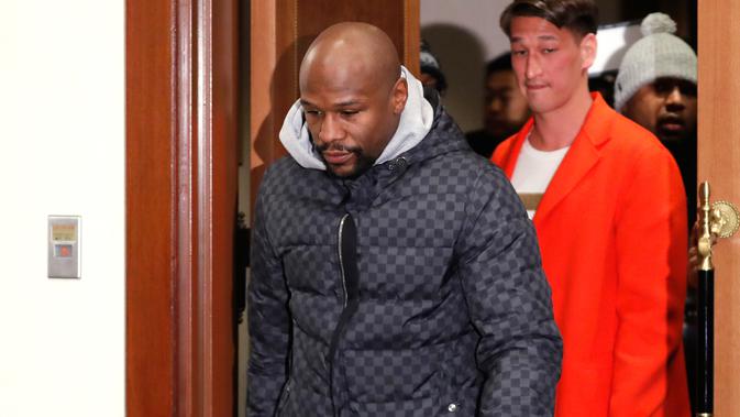 Floyd Mayweather Jr tiba untuk konferensi pers di Tokyo (29/12). Mayweather akan melawan kickboxer Jepang Tenshin Nasukawa dalam pertandingan eksibisi tiga putaran di Jepang pada Malam Tahun Baru. (AP Photo/Eugene Hoshiko)