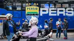 Suporter tim Maung Bandung saat berada di area Persib Store, Kota Bandung, Jawa Barat, Sabtu (23/5/2026). (Bola.com/Bagaskara Lazuardi)