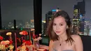 Meski demikian, Sandrina Michelle tetap cantik dengan pulasan makeup minimalis. Ia hanya menggunakan maskara dengan sedikit blush dan lipstik berwarna cokelat nude. [@sandrinna_11]