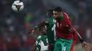 Penyerang Maroko Youssef En-Nesyri menyundul bola dibayangi pemain Malawi pada babak 16 besar Piala Afrika 2021 di Ahmadou Ahidjo Stadium, Yaounde, Rabu (26/1/2022) dini hari WIB. Achraf Hakimi menjadi penentu kemenangan Maroko atas Malawi, 2-1. (Kenzo Tribouillard/AFP)