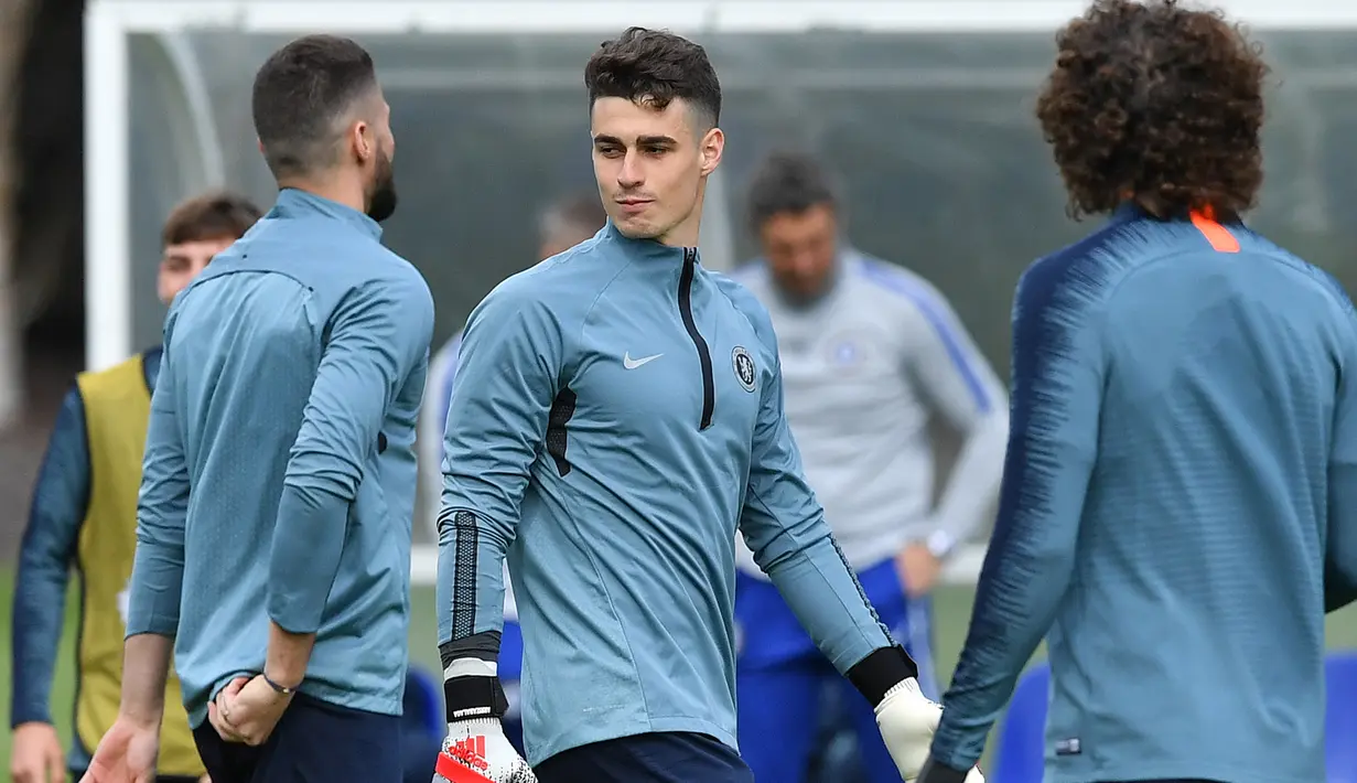 Penyerang Chelsea, Olivier Giroud (kiri), kiper Kepa Arrizabalaga (tengah) dan bek David Luiz saat mengikuti sesi latihan tim di Stoke D'Abernon, London (8/5/2019). Chelsea akan bertanding melawan Eintracht Frankfurt pada leg kedua babak semifinal Liga Europa di stadion Stamford Bridge. (AFP Photo/B