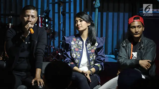 Penampilan Drummer Ungu Bersama Band Barunya The Row