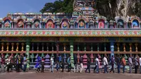 Umat Hindu berbaris untuk berdoa saat Festival Diwali di Kuil Batu Caves, Kuala Lumpur, Malaysia, Kamis (4/11/2021). Diwali adalah salah satu festival terpenting dalam agama Hindu, didedikasikan untuk penyembahan dewi kekayaan Lakshmi. (AP Photo/Vincent Thian)