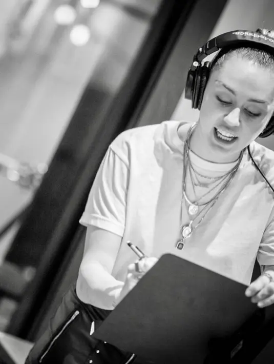 Namun para peggemar berspekulasi, mungkin saja hal itu menjadi cara Miley untuk mengeluarkan album barunya. (instagram/mileycyrus)