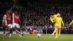 Gelandang Liverpool, Takumi Minamino melakukan tembakan ke gawang Arsenal pada pertandingan leg kedua semifinal Piala Liga Inggris di Stadion Emirates di London, Jumat (21/1/2022). Di final, The Reds akan berhadapan dengan Chelsea. (AP Photo/Matt Dunham)