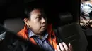 Bupati Cianjur Irvan Rivano Muchtar berada di dalam mobil usai menjalani pemeriksaan di gedung KPK, Jakarta, Kamis (13/12). Irvan terjaring OTT oleh penyidik KPK, saat bertransaksi uang  sebesar Rp1.556.700.000. (Liputan6.com/Herman Zakharia)