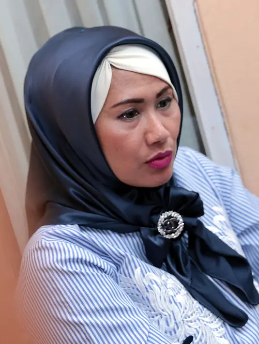 "Orang tua saya selalu bilang, percekcokan dalam rumah tangga itu seperti gelas retak, lama-lama di gelas itu bisa pecah tapi supaya enggak pecah ya mau dilakban kek, mau dikaretin kek tapi terpenting itu gelas," tambahnya. (Deki Prayoga/Bintang.com)