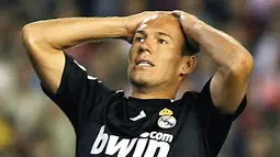 Real Madrid&#039;s Dutch Arjen Robben reacts during their Spanish league match against Valencia FC at Mestalla Stadium, on May, 9 2009 in Valencia. AFP PHOTO/JAIME REINA