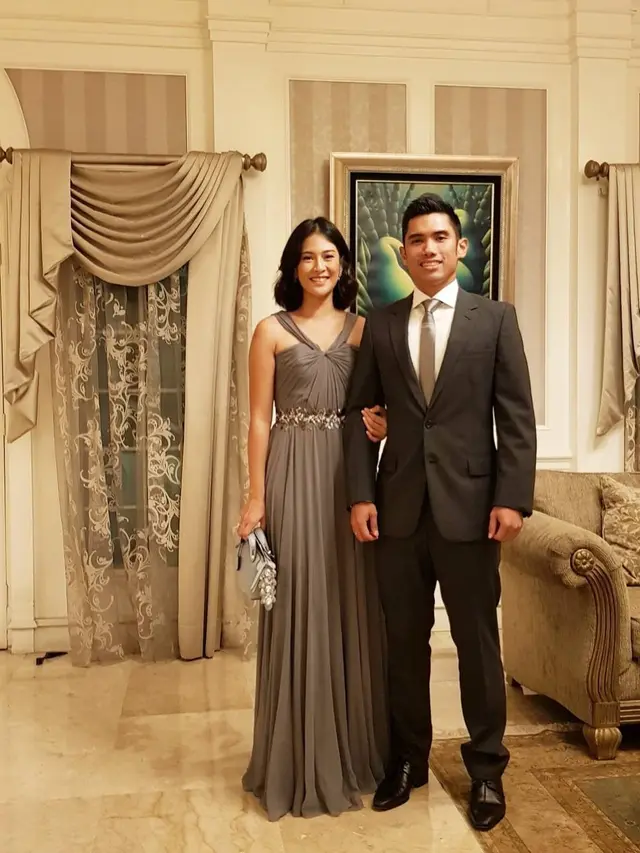 [Bintang] Dating Outfit Lebih Seru dengan Inspirasi Gaya Dian Sastrowardoyo dan Maulana Indraguna Sutowo