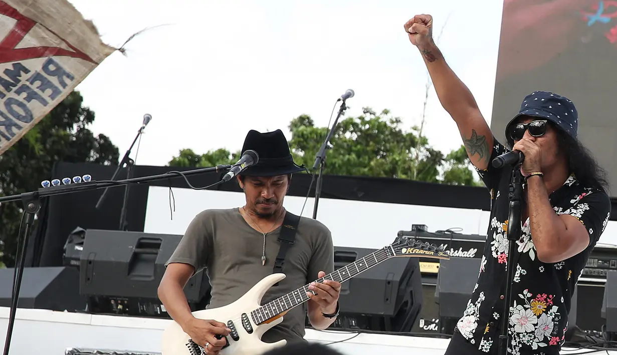 Menghibur masyarakat yang hadir, penampilan Slank berhasil menggebrak panggung. Tak hanya tampil sendiri, Slank juga berkolaborasi dengan musisi Indonesia lain seperti Gita Gutawa, Lala Karmela, Steven Jam, Dira Sugandi, dll. (Bambang E. Ros/Bintang.com)